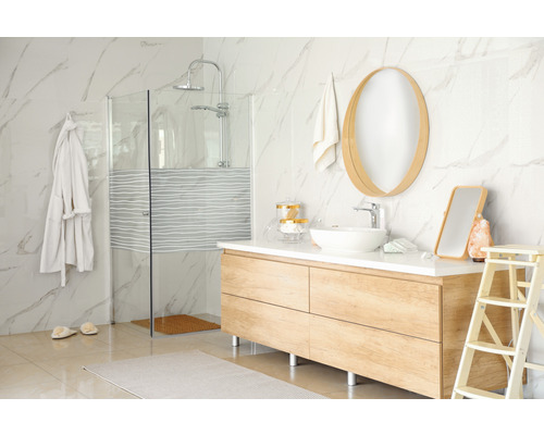 Helles Badezimmer mit Dusche, Waschbecken und Spiegel