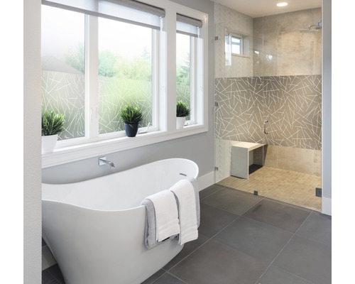 Modernes Badezimmer mit freistehender Badewanne, Dusche und Fensterfolie