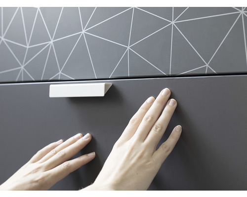 Detailansicht eines Möbels mit geometrischem Muster und Schubladengriff