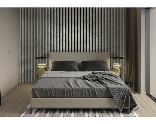 Schlafzimmer mit Bett, Nachttischen und Wandpaneelen