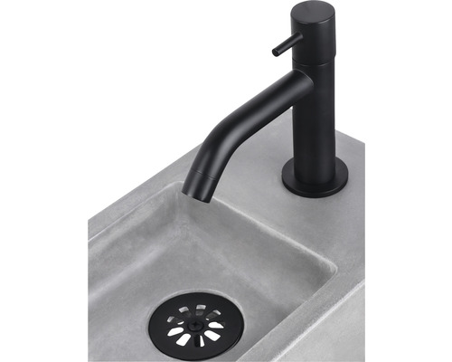 Waschbecken mit schwarzer Armatur und Ablaufgarnitur