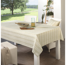 Gedeckter Gartentisch mit gestreifter Tischdecke und Geschirr