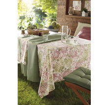 Gedeckter Gartentisch mit Blumendecke, Gläsern und Dekoration im Freien.