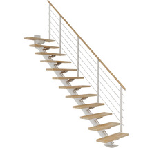 Treppe mit Holzstufen, Geländer und Stahlseilen