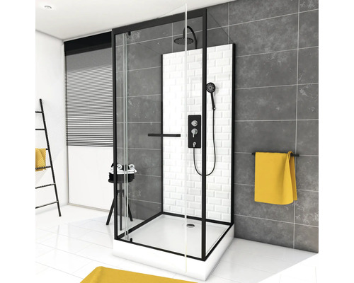 Badezimmer mit Duschkabine mit schwarzem Rahmen, Kopfbrause und Handbrause