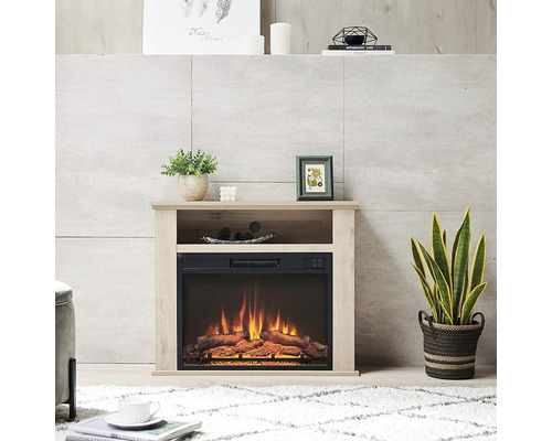 Dekorativer Elektrokamin mit Holzdekor und Flammenimitation in einem hellen Wohnraum.