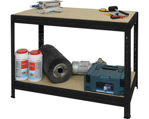 Werkbank mit Werkzeugen und Zubehör