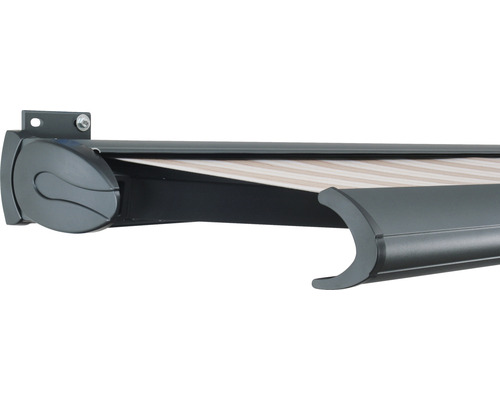 Detailansicht einer Markise mit gestreiftem Stoff