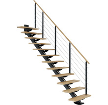 Treppe mit Holzstufen, Geländer und Stahlseilen