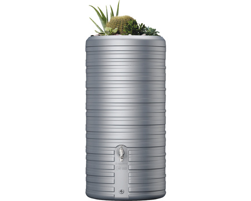 Regentonne mit Bepflanzung oben und Wasserhahn