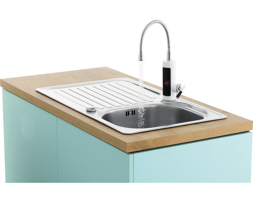 Spüle mit Armatur und digitaler Temperaturanzeige auf einer Küchenzeile