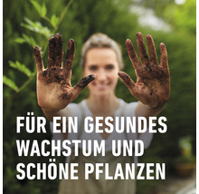 Frau zeigt Hände mit Erde, Text: Für ein gesundes Wachstum und schöne Pflanzen