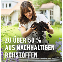 "Eine Frau hält Erde in ihren Händen