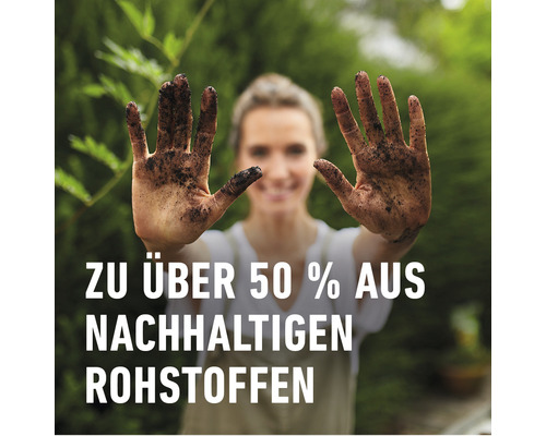 Frau mit schmutzigen Händen. Der Artikel besteht zu über 50 Prozent aus nachhaltigen Rohstoffen.