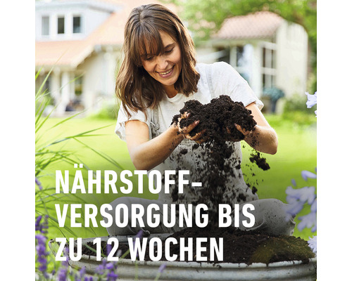 Frau hält Blumenerde in den Händen für eine Nährstoffversorgung bis zu zwölf Wochen.