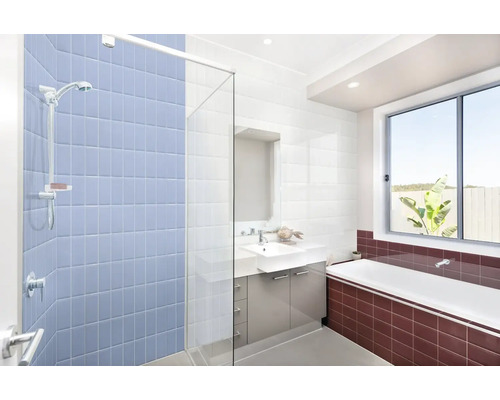 Helles Badezimmer mit Dusche, Waschtisch und Badewanne