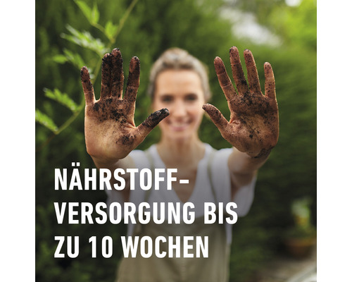 Eine Frau hält ihre schmutzigen Hände mit dem Text Nährstoffversorgung bis zu 10 Wochen in die Kamera.