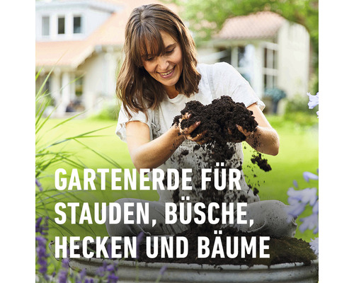 Eine Frau hält Blumenerde für Stauden, Büsche, Hecken und Bäume in den Händen.
