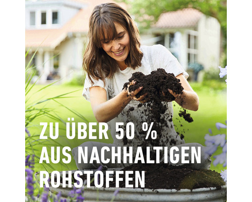 Frau hält Erde in den Händen, die zu über 50 Prozent aus nachhaltigen Rohstoffen besteht
