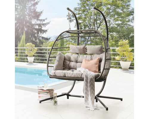 Hängesessel Destiny Coco Double Relax für 2 Personen, inkl. Gestell mit Auflagen Hängesessel mit Gestell, Kissen und Decke auf einer Terrasse neben einem Pool