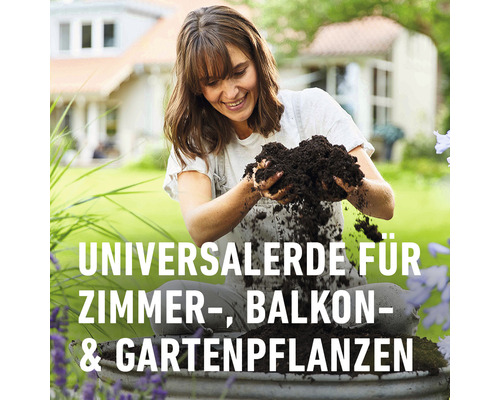 Frau hält Blumenerde für Zimmer-, Balkon- und Gartenpflanzen in den Händen