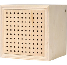 Holzwürfel mit Lochmuster auf der Vorderseite