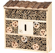 Insektenhotel aus Holz mit Bambusrohren als Nistplatz