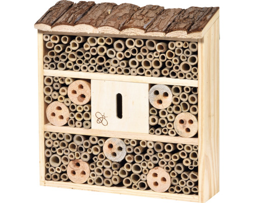 Insektenhotel aus Holz mit Bambusrohren als Nistplatz