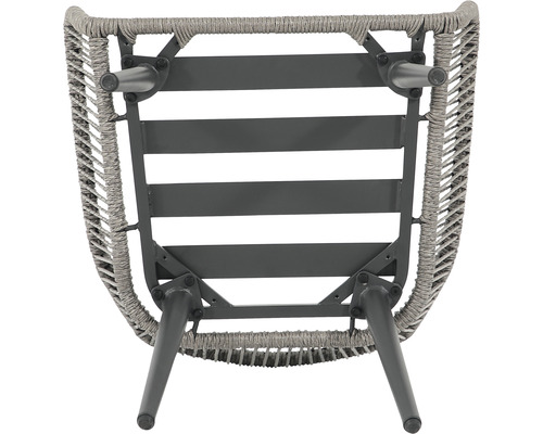 Detailansicht eines Stuhls von unten, mit Fokus auf das Flechtwerk und das Gestell