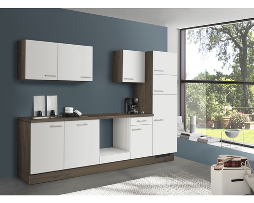 Moderne Küche mit weißen Schränken und Holzelementen