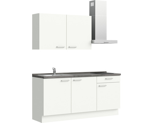 Küchenzeile mit Spüle, Kochfeld, Dunstabzugshaube und Hängeschränken