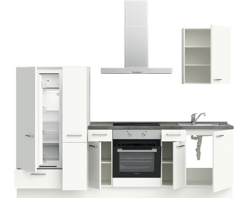 Küchenzeile mit Kühlschrank, Herd, Spüle und Dunstabzugshaube