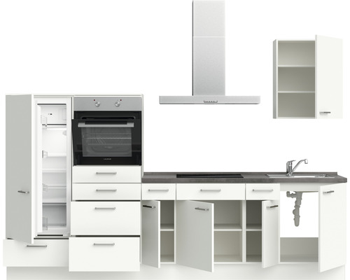 Küchenzeile mit Kühlschrank, Herd, Dunstabzugshaube, Spüle und Hängeschrank