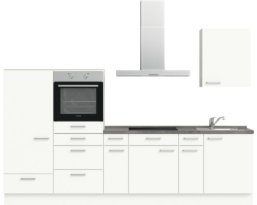 Küchenzeile mit Spüle, Herd, Backofen, Dunstabzugshaube und Schränken