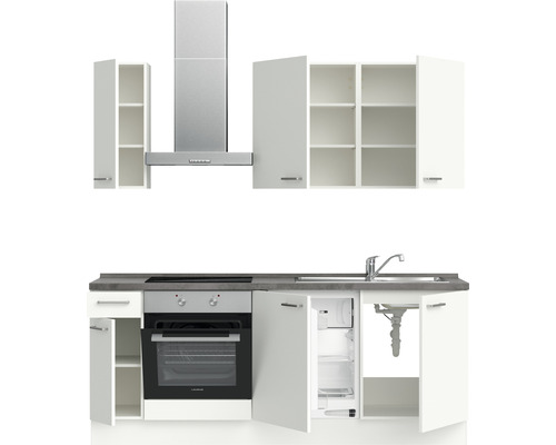 Küchenzeile mit Hängeschränken, Dunstabzugshaube, Spüle, Herd und Backofen.