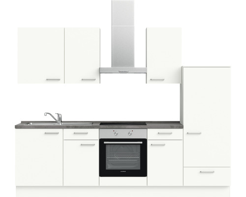 Küchenzeile mit Spüle, Herd, Dunstabzugshaube und Schränken