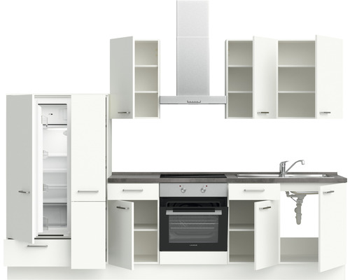 Küchenzeile mit Kühlschrank, Dunstabzugshaube, Spüle und Schränken