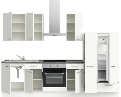 Küchenzeile mit Spüle, Herd, Dunstabzugshaube und Kühlschrank