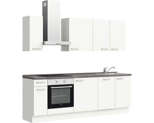 Küchenzeile mit Hängeschränken, Dunstabzugshaube, Spüle und Ofen