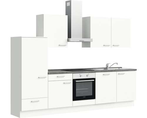 Komplette weiße Küche mit Hängeschränken, Spüle und Dunstabzugshaube