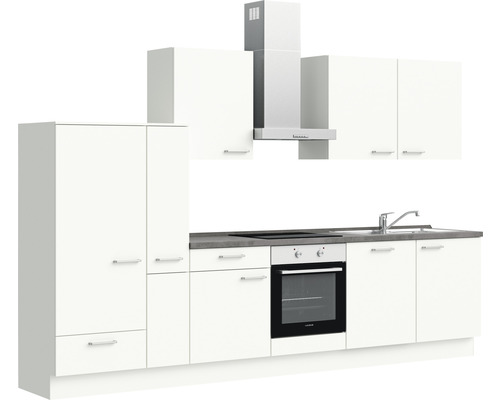 Küchenzeile mit Hängeschränken, Spüle, Herd und Dunstabzugshaube