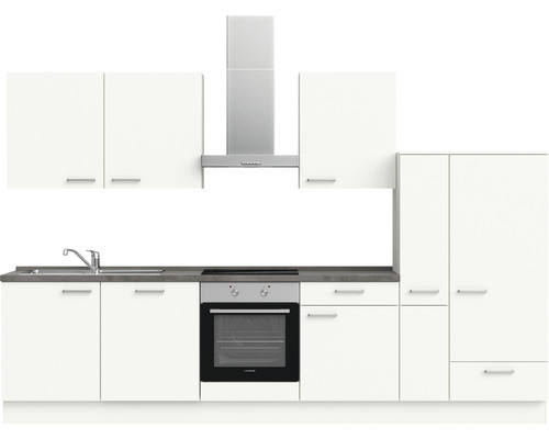 Komplette Küche mit Spüle, Herd, Dunstabzugshaube und Schränken.