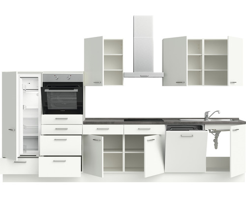 Komplette Küche mit Elektrogeräten, Spüle und Dunstabzugshaube.