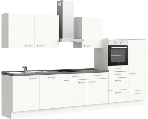 Komplette Küchenzeile mit Spüle, Herd, Dunstabzugshaube und Backofen.