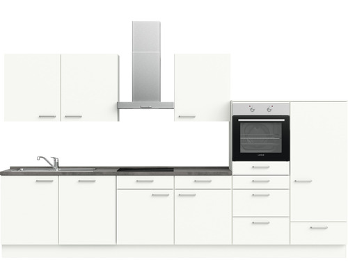 Küchenzeile mit Spüle, Kochfeld, Dunstabzugshaube und Backofen