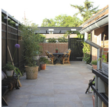 Gestalteter Außenbereich mit Terrasse, Gartenzaun, Pflanzen und Sitzgruppe