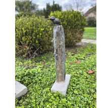 Dekorative Gartenfigur: Vogel auf Steinsäule