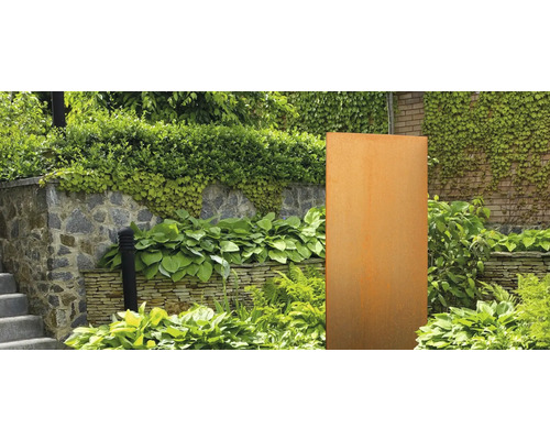 Dekorative Garten Szene mit Metallbild und Gartengestaltungselementen.
