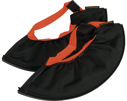 Paar schwarze Überschuhe mit orangefarbenem Riemen