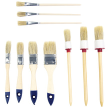 Verschiedene Malpinsel mit Holzgriffen und Borsten